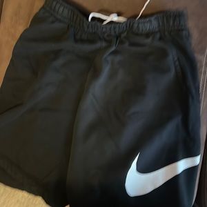 Nike shorts (L)
